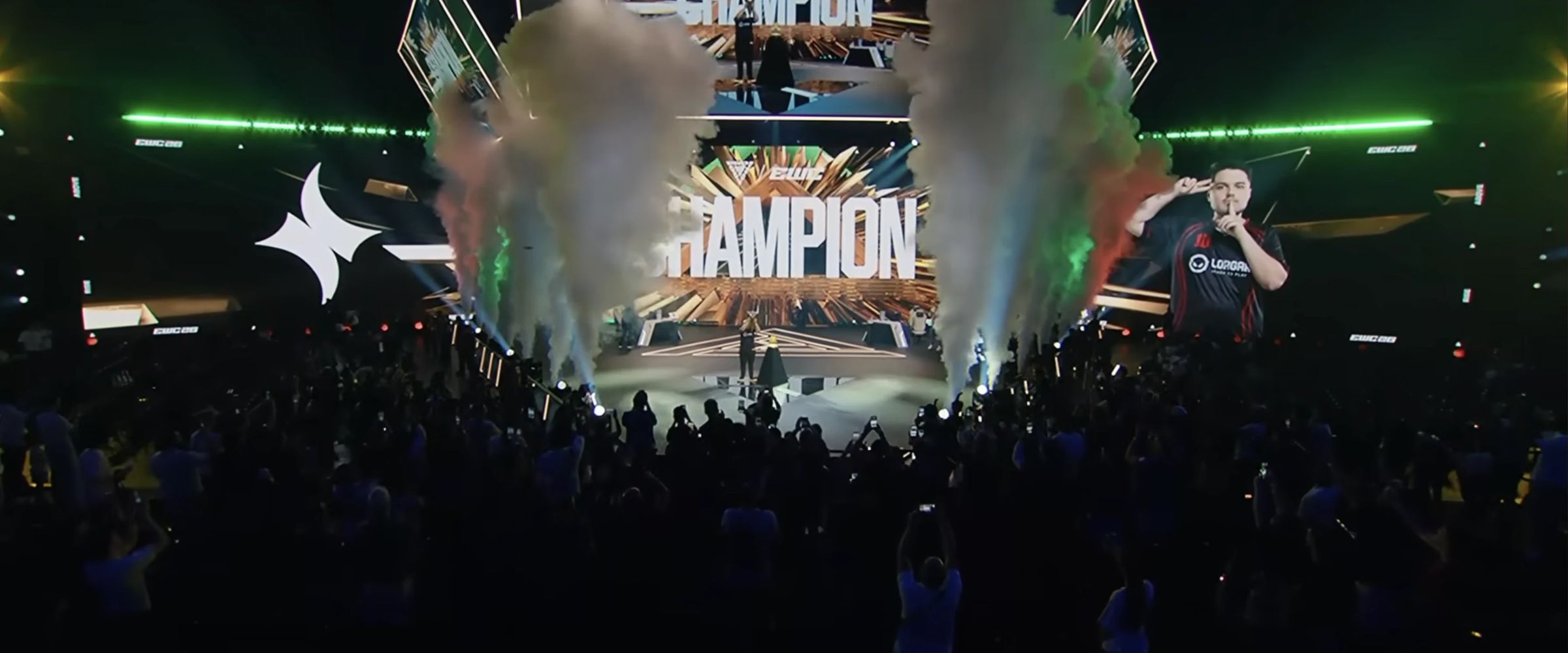 Publiczność na hali Esports World Cup 2026 przed ekranami z napisem CHAMPION