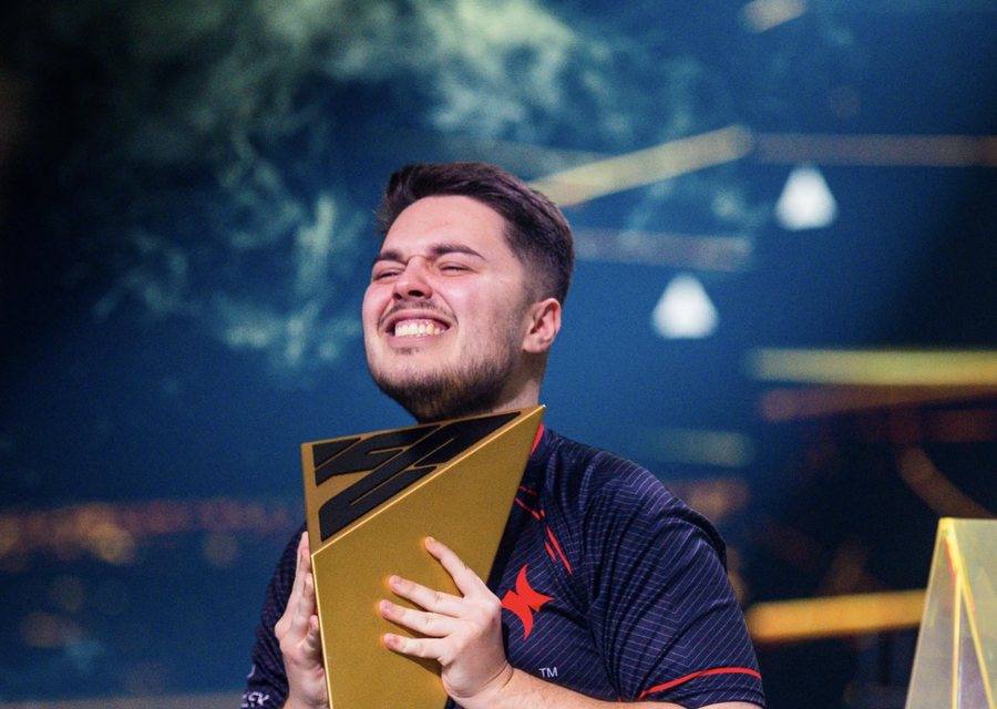 Mistrz świata z trofeum na scenie Esports World Cup w Paryżu