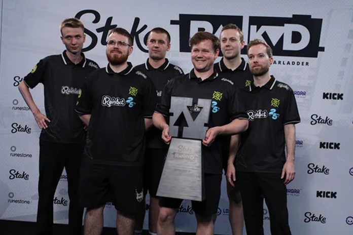 Drużyna G2 Esports z trofeum po wygranym Epizodzie 1 Stake Ranked