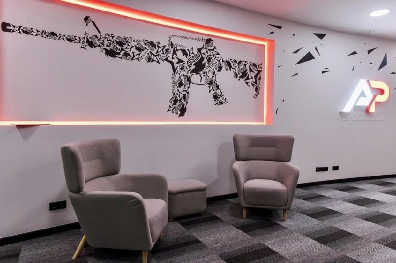 Strefa wypoczynku w A&P Performance Lab z neonową grafiką na ścianie
