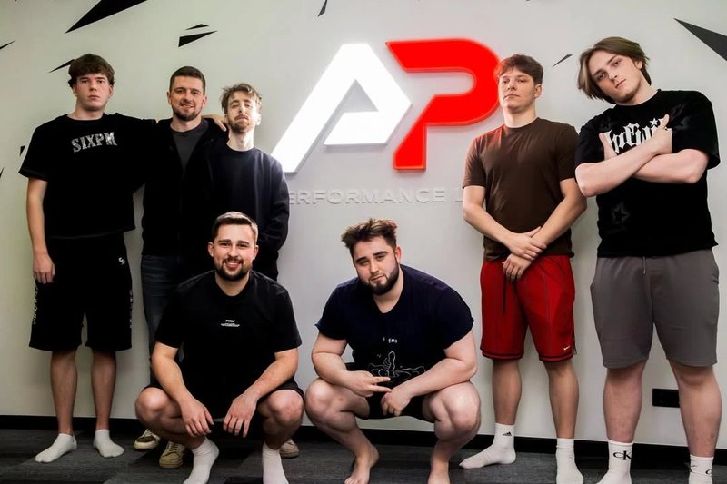 Drużyna pozująca pod logo A&P Performance Lab w Rydze