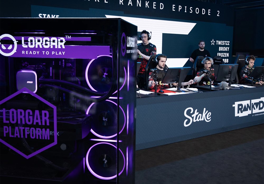 Stanowisko turniejowe Stake Ranked Episode 2 z komputerem LORGAR PLATFORM w fioletowym podświetleniu
