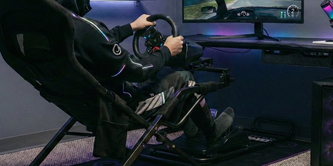 Kokpit LORGAR Sim Racing podczas jazdy &mdash; kierownica, pedały i monitor z grą wyścigową