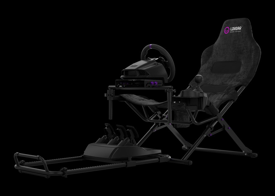 Kompletny kokpit LORGAR Sim Racing Flex w ujęciu trzy czwarte &mdash; rama, fotel, kierownica i pedały