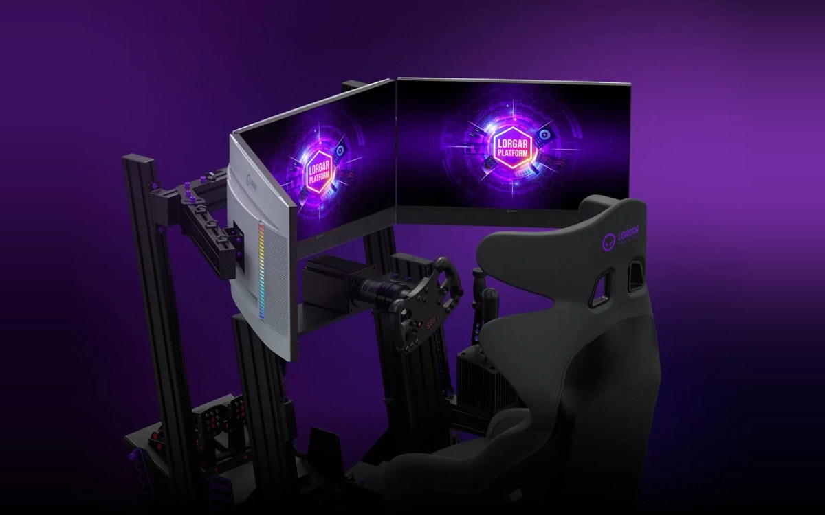 Kokpit LORGAR Sim Racing Pro na profilach aluminiowych: kierownica, dźwignia zmiany biegów, hamulec ręczny, pedały, fotel kubełkowy i dwa monitory na wysięgnikach