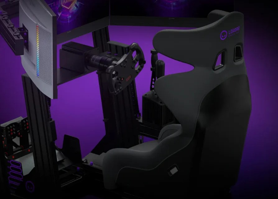 Zbliżenie kokpitu LORGAR Sim Racing Pro: kierownica na masywnej bazie, dźwignia zmiany bieg&oacute;w i hamulec ręczny przy fotelu kubełkowym